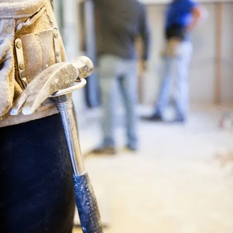 Attrezzi da muratore nella cintura da lavoro