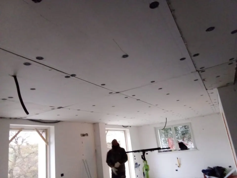 Posa di cartongesso a soffitto