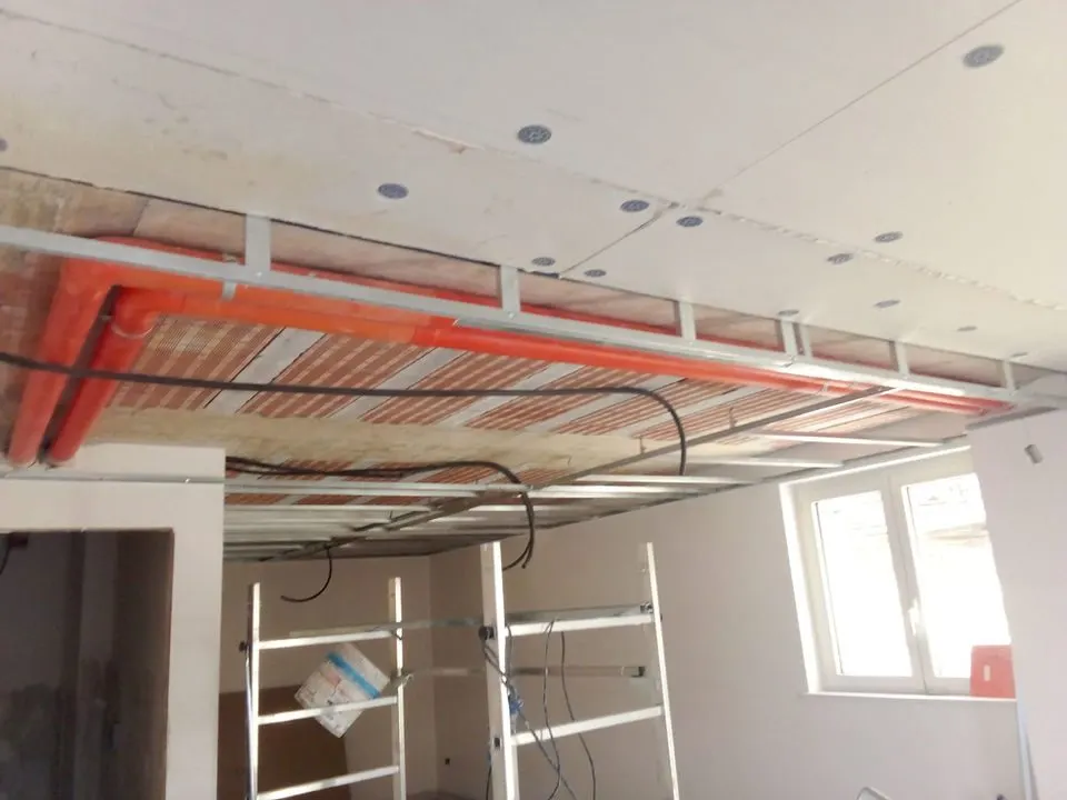Impianti a soffitto prima della chiusura
