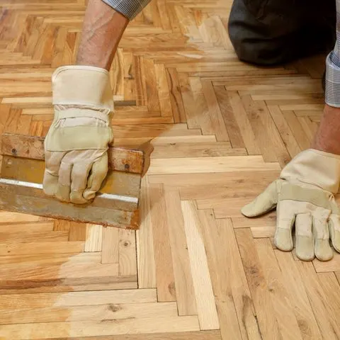 Posa di un pavimento in parquet